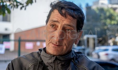 Juan Carlos trabaja desde hace 20 años cuidando autos en el centro de la ciudad de Santa Fe. Juan Carlos trabaja desde hace 20 años cuidando autos en el centro de la ciudad de Santa Fe.