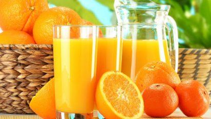 Jugo de naranja con perejil para la circulación sanguínea