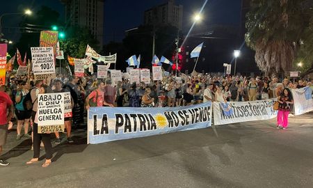 La Patria no se vende, la bandera que encabezó el cacerolazo de este miércoles en Santa Fe en contra de la ley ómnibus.