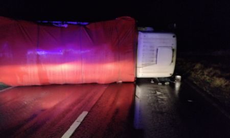 El camión bloqueó la cinta asfáltica y obligó a cortar el tránsito durante algunas horas en la ruta nacional 11. El camión bloqueó la cinta asfáltica y obligó a cortar el tránsito durante algunas horas en la ruta nacional 11.