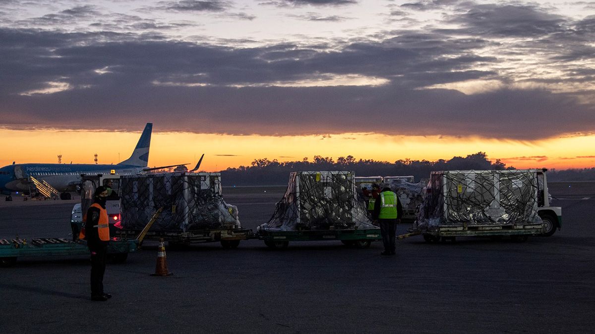 Arribaron a nuestro país 657.600 dosis de la vacuna AstraZeneca este miércoles a la mañana.