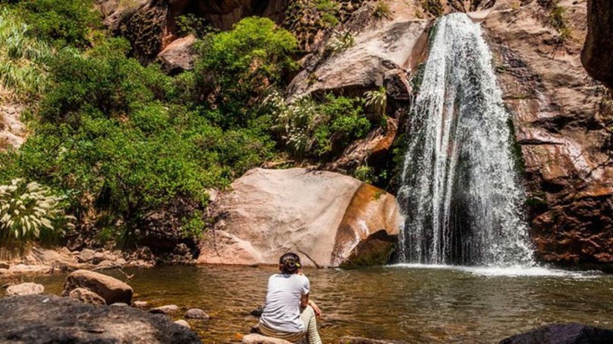 La localidad de Cafayate reúne paisajes, historia y sabores únicos, ideales para unas vacaciones inolvidables en familia. La localidad de Cafayate reúne paisajes, historia y sabores únicos, ideales para unas vacaciones inolvidables en familia.