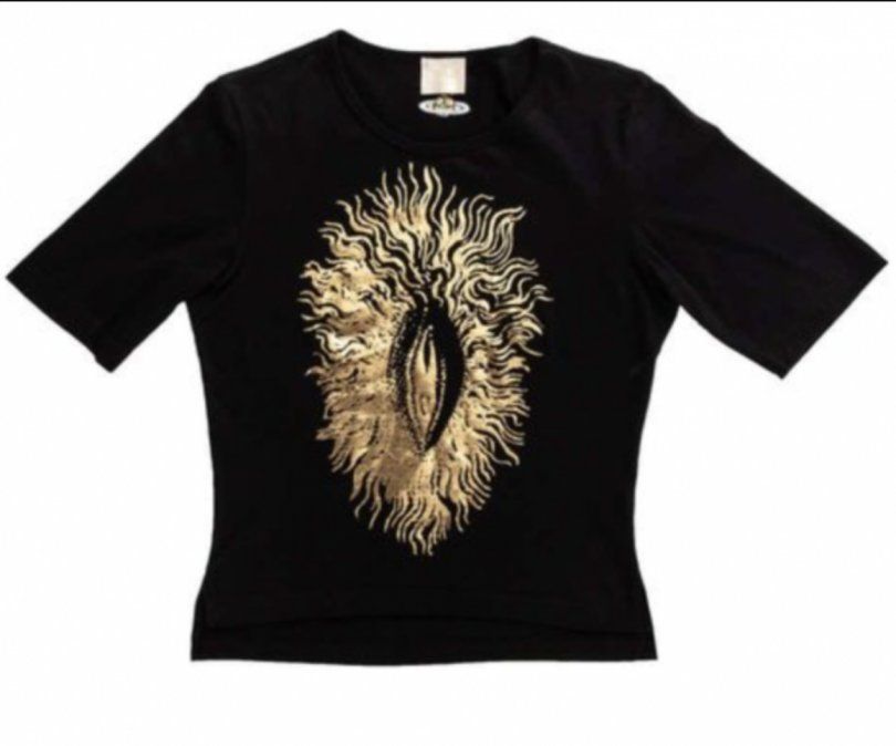 REMERA CON LA IMAGEN, PARTE DE LA COLECCIÓN BRITÁNICA.