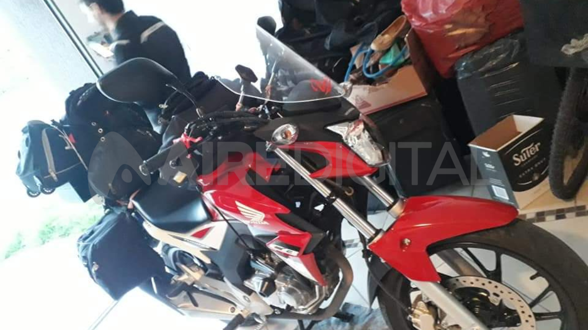 La moto es una Honda Twistter de color rojo.