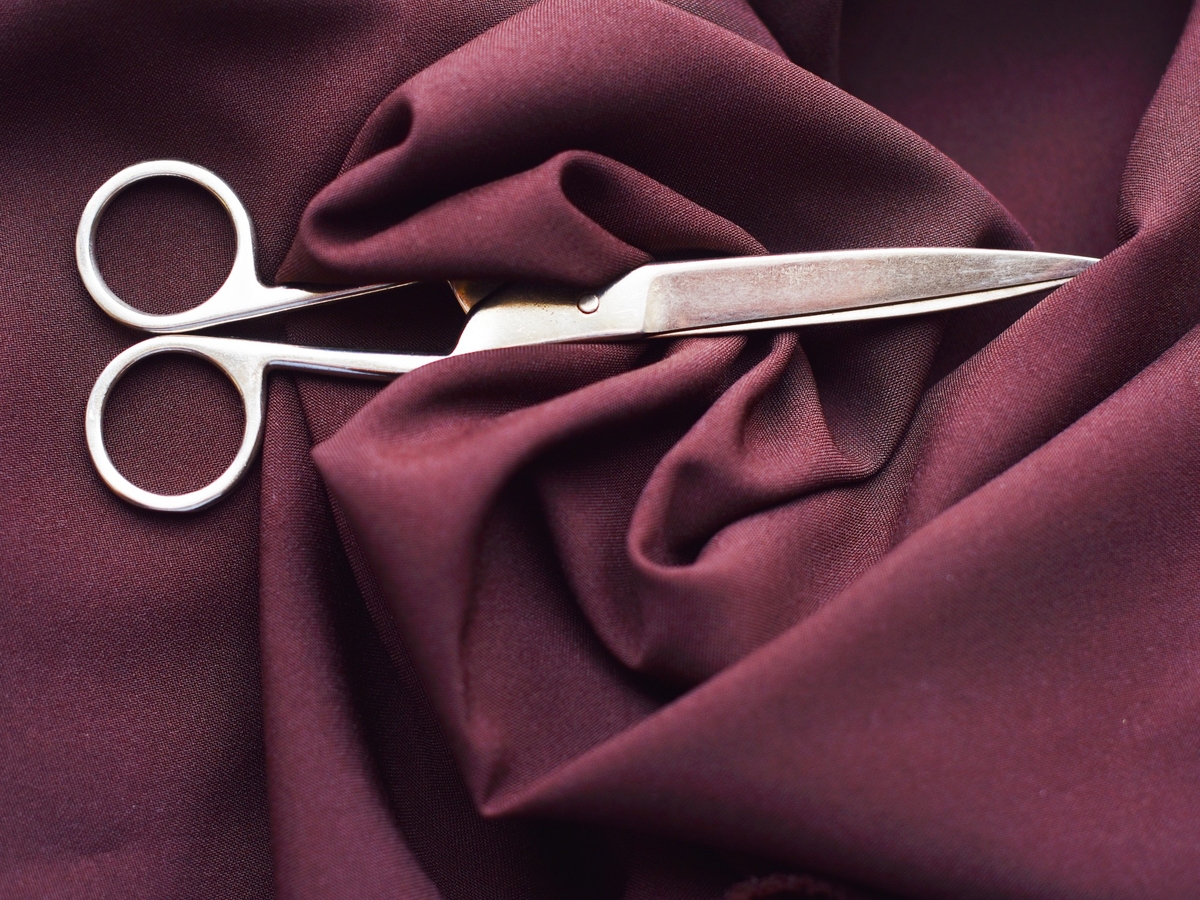 La tradición de las tijeras en forma de cruz no se limita a una sola región. La tradición de las tijeras en forma de cruz no se limita a una sola región.