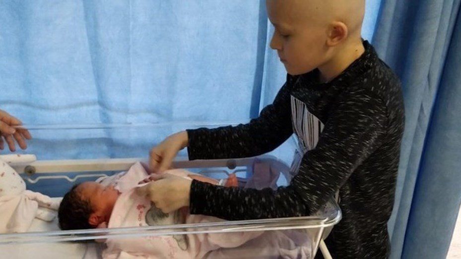 El nene que resistió contra un cáncer terminal para conocer a su hermana recién nacida