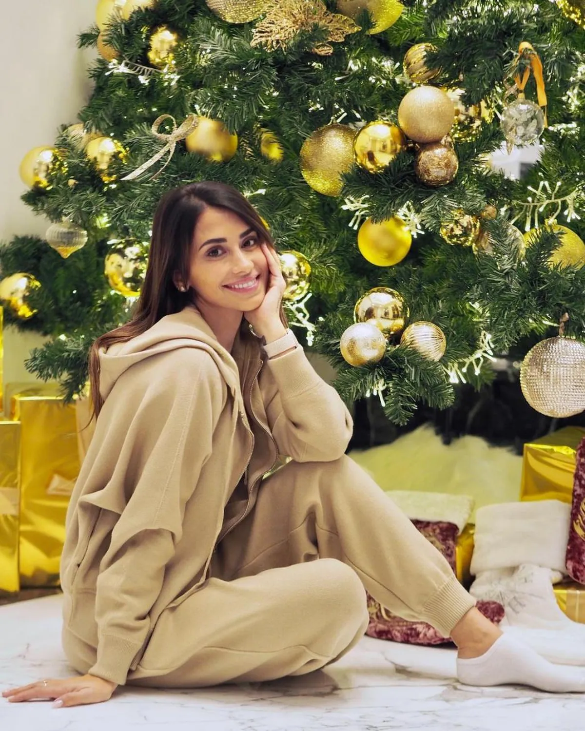Antonela Roccuzzo armó el árbol de Navidad en Qatar y un detalle se llevó toda la atención.