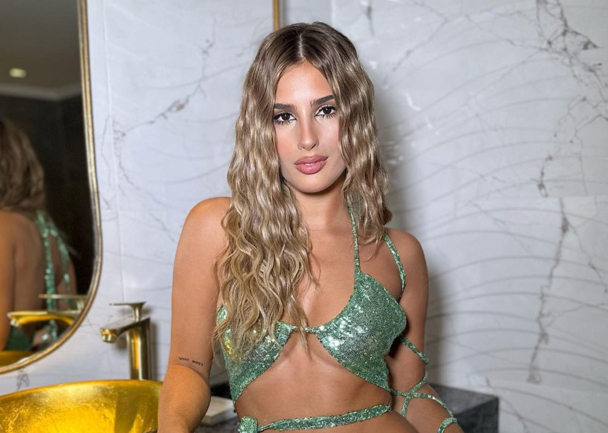 Julieta Poggio lució un total look rosa para el infarto: falda ultra baja y corset mínimo