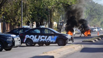 Protesta de la Policía en Rosario: la reunión aún no se concretó y se reinició el corte de la calle frente a la Jefatura