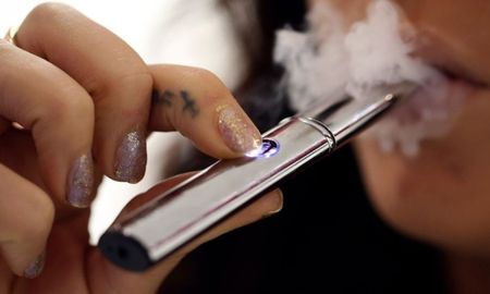 El riesgo de empezar a fumar tabaco convencional se triplica entre los jóvenes que se inician en el vapeo. El riesgo de empezar a fumar tabaco convencional se triplica entre los jóvenes que se inician en el vapeo.