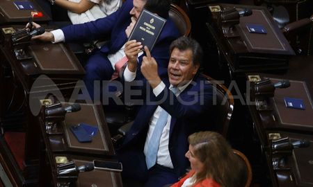 Facundo Manes endurece su discurso, buscando instalarse como una opción opositora frente al oficialismo de Milei y al kirchnerismo, a los que acusa de tener un pacto político en marcha. Facundo Manes endurece su discurso, buscando instalarse como una opción opositora frente al oficialismo de Milei y al kirchnerismo, a los que acusa de tener un pacto político en marcha.