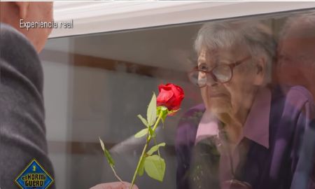 El emocionante gesto de un hombre a su esposa con Alzheimer: ¿Qué es el amor? Esta es la respuesta El emocionante gesto de un hombre a su esposa con Alzheimer: ¿Qué es el amor? Esta es la respuesta