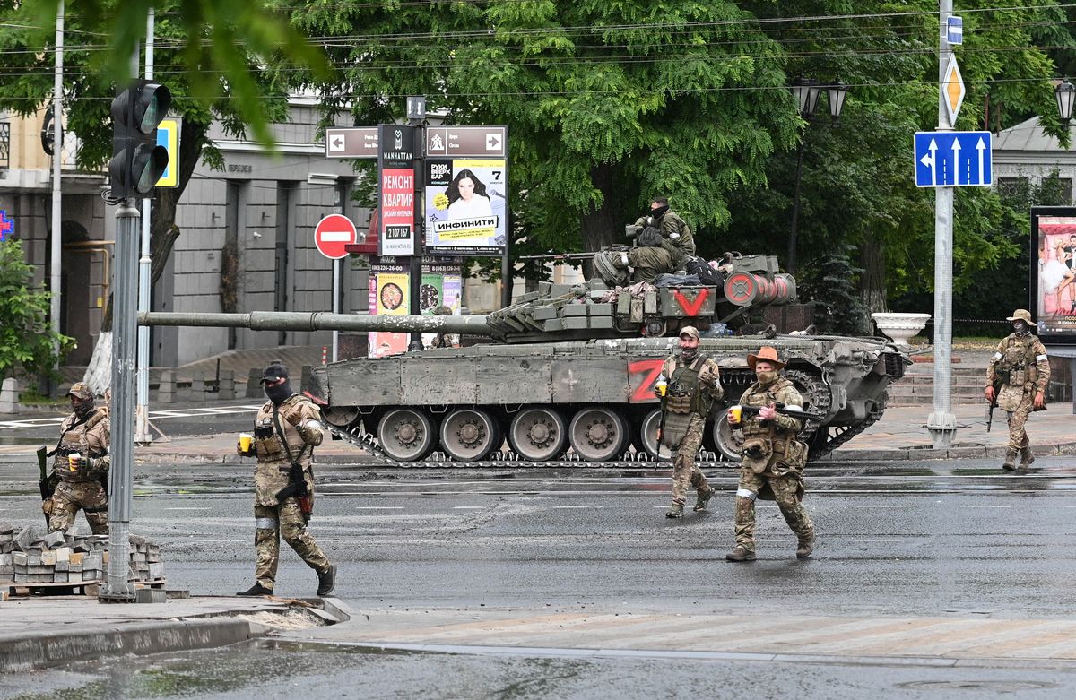 Los mercenarios rusos rebeldes vuelven a sus bases para evitar un "derramamiento de sangre". Los mercenarios rusos rebeldes vuelven a sus bases para evitar un "derramamiento de sangre".