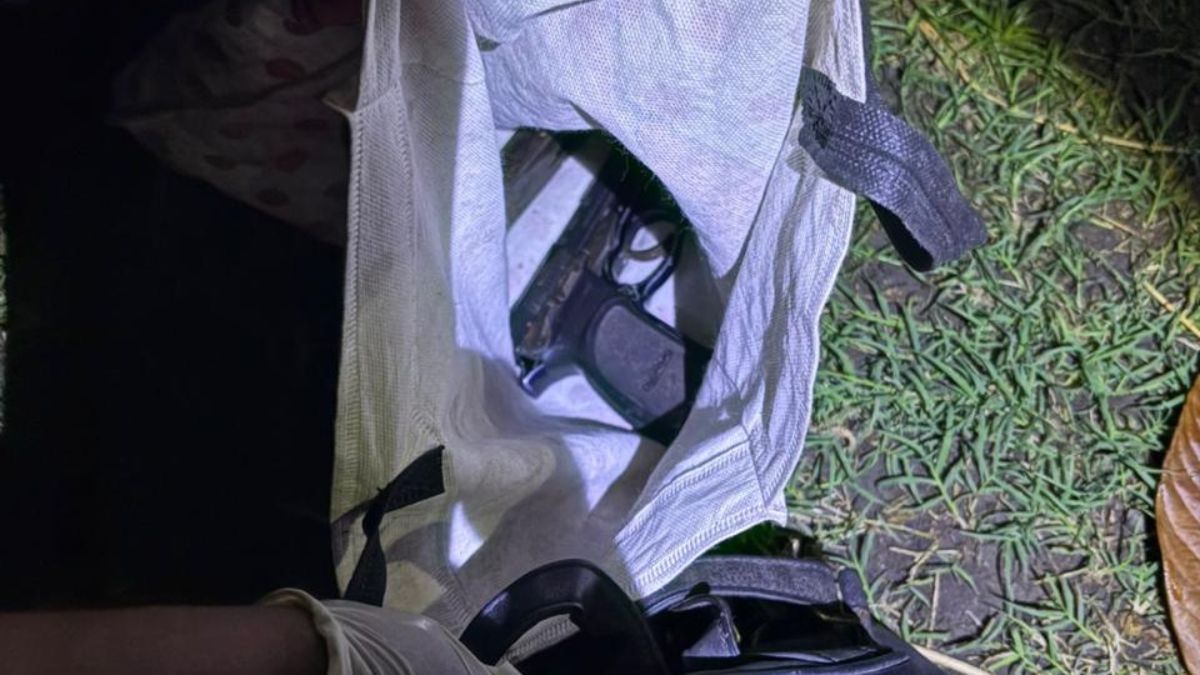 En el patio de una casa de la zona donde se produjo el homicidio hallaron un arma de fuego y cargadores.