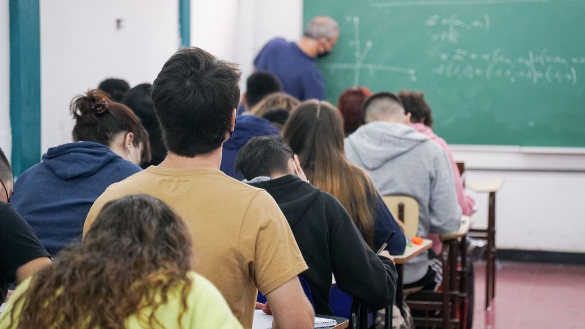 Adorni anunció una reforma migratoria que permite el cobro de la salud y la educación universitaria a los extranjeros no residentes.