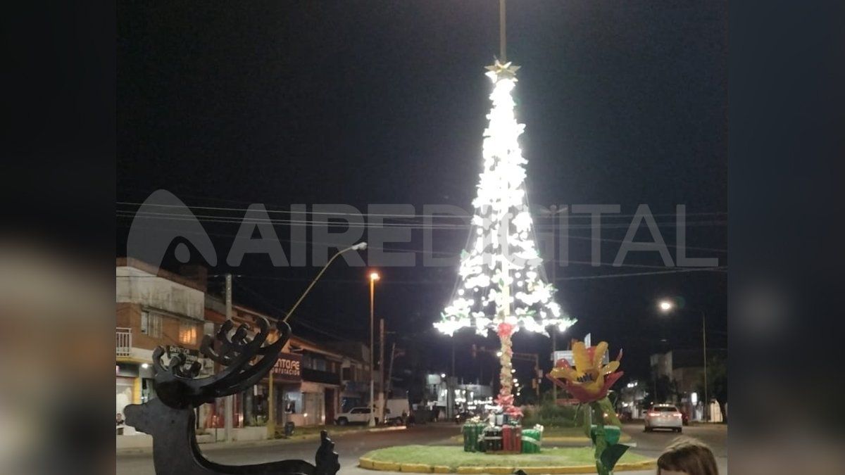 El tradicional árbol de Navidad de la avenida Aristóbulo del Valle en la ciudad de Santa Fe. El tradicional árbol de Navidad de la avenida Aristóbulo del Valle en la ciudad de Santa Fe.