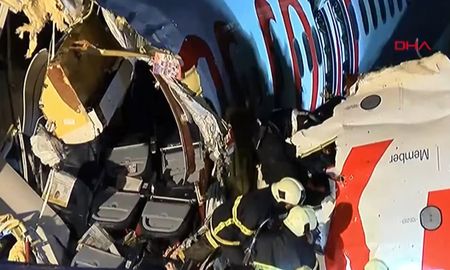 Imágenes obtenidas en el lugar del incidente muestran la aeronave quebrada y llamas saliendo del fuselaje. Imágenes obtenidas en el lugar del incidente muestran la aeronave quebrada y llamas saliendo del fuselaje.