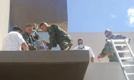 comodoro: rescatan a un paracaidista que quedo enredado en unos cables de tendido publico comodoro: rescatan a un paracaidista que quedo enredado en unos cables de tendido publico