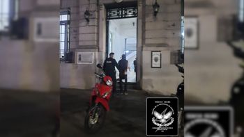 Iba en moto por la Ruta 11, lo frenaron en un control y tenía pedido de captura