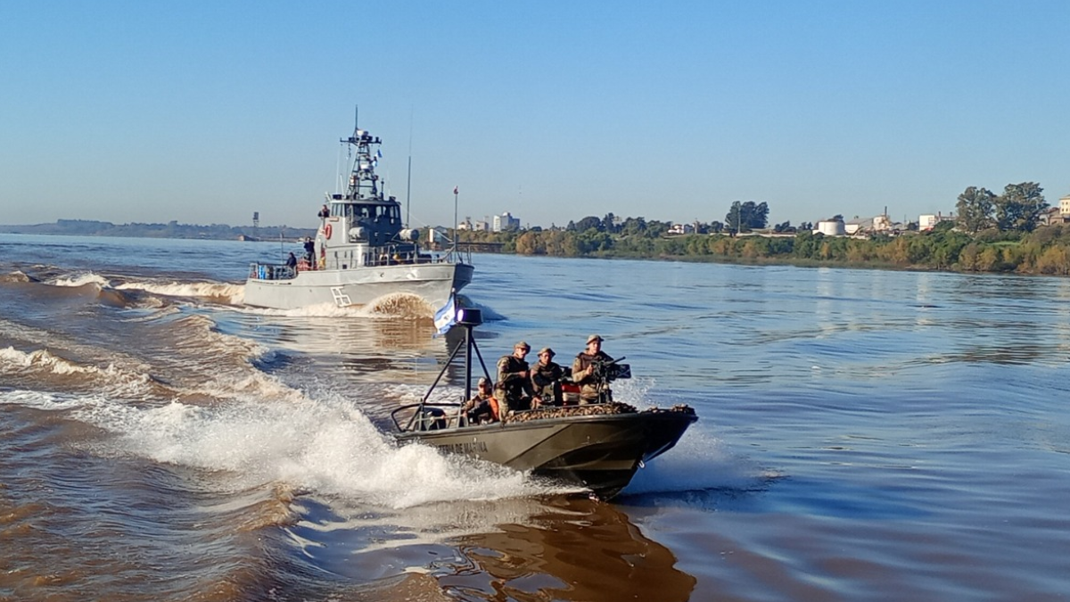Las unidades que visitan Rosario formaron parte del Ejercicio Combinado ACRUX XII, en aguas brasileñas, junto a las fuerzas de Bolivia, Paraguay y Uruguay. Las unidades que visitan Rosario formaron parte del Ejercicio Combinado ACRUX XII, en aguas brasileñas, junto a las fuerzas de Bolivia, Paraguay y Uruguay.
