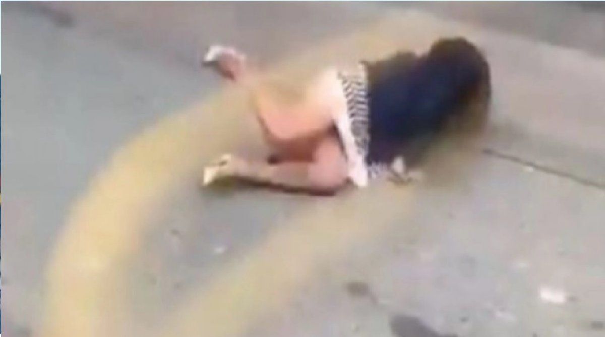 Tiktok: un hombre tiró del colectivo a una pasajera que lo escupió