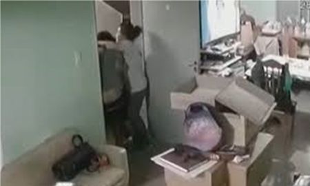Una familia se abraza bajo el marco de una puerta en medio del terremoto de San Juan Una familia se abraza bajo el marco de una puerta en medio del terremoto de San Juan