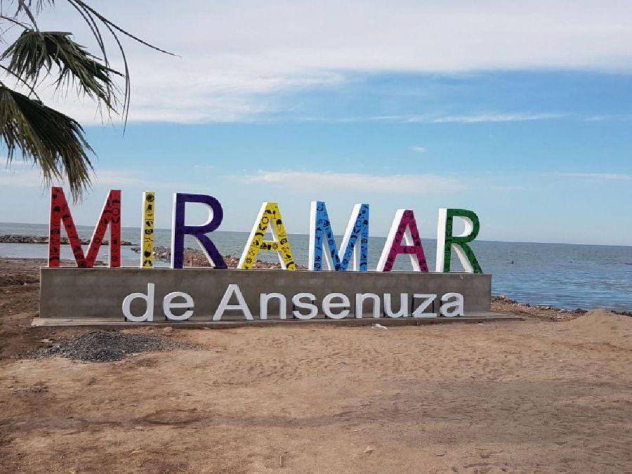 Miramar de Ansenuza tiene el humedal más grande de Latinoamérica y sus atardeceres son los mejores de toda la provincia. Miramar de Ansenuza tiene el humedal más grande de Latinoamérica y sus atardeceres son los mejores de toda la provincia.