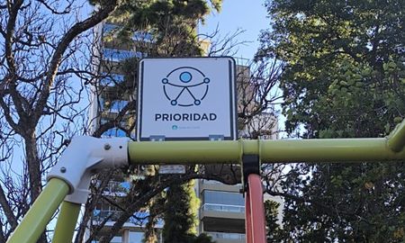 Los nuevos carteles que comenzaron a ser colocados en las plazas de Santa Fe. Los nuevos carteles que comenzaron a ser colocados en las plazas de Santa Fe.