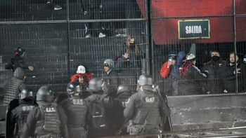 Incidentes en Colón: con balazos de goma, los hinchas fueron desalojados del estadio