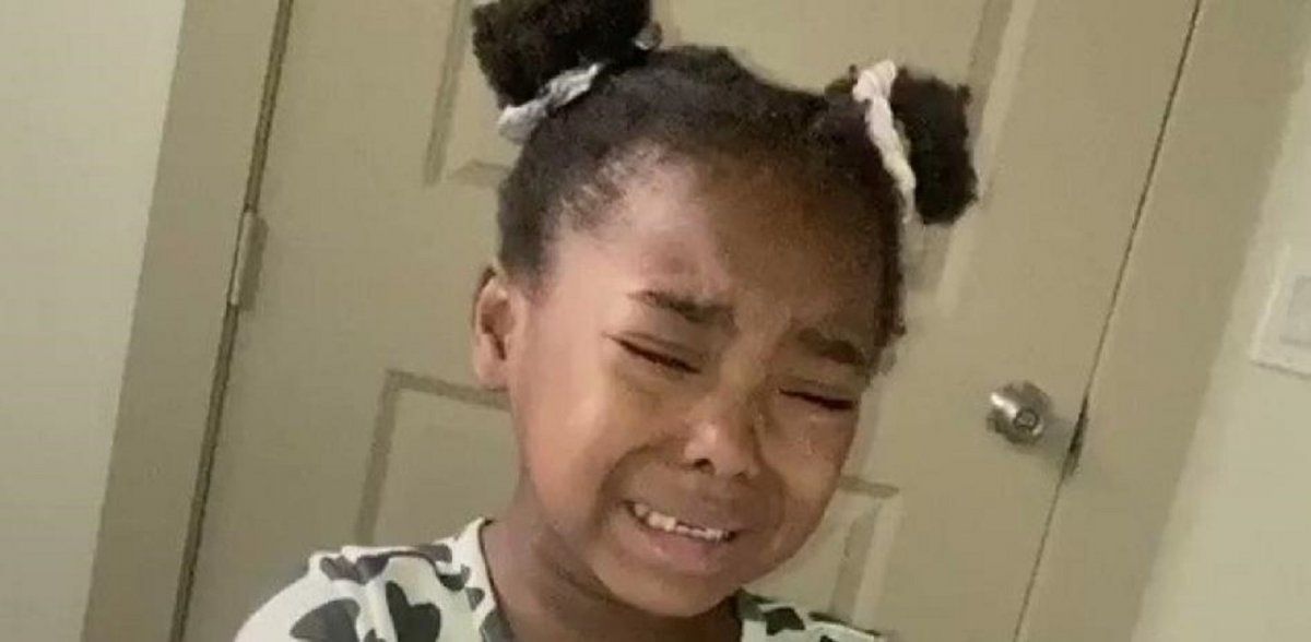 Video viral muestra como una nena reaccionó al descubrir que su mamá es un extraterrestre.