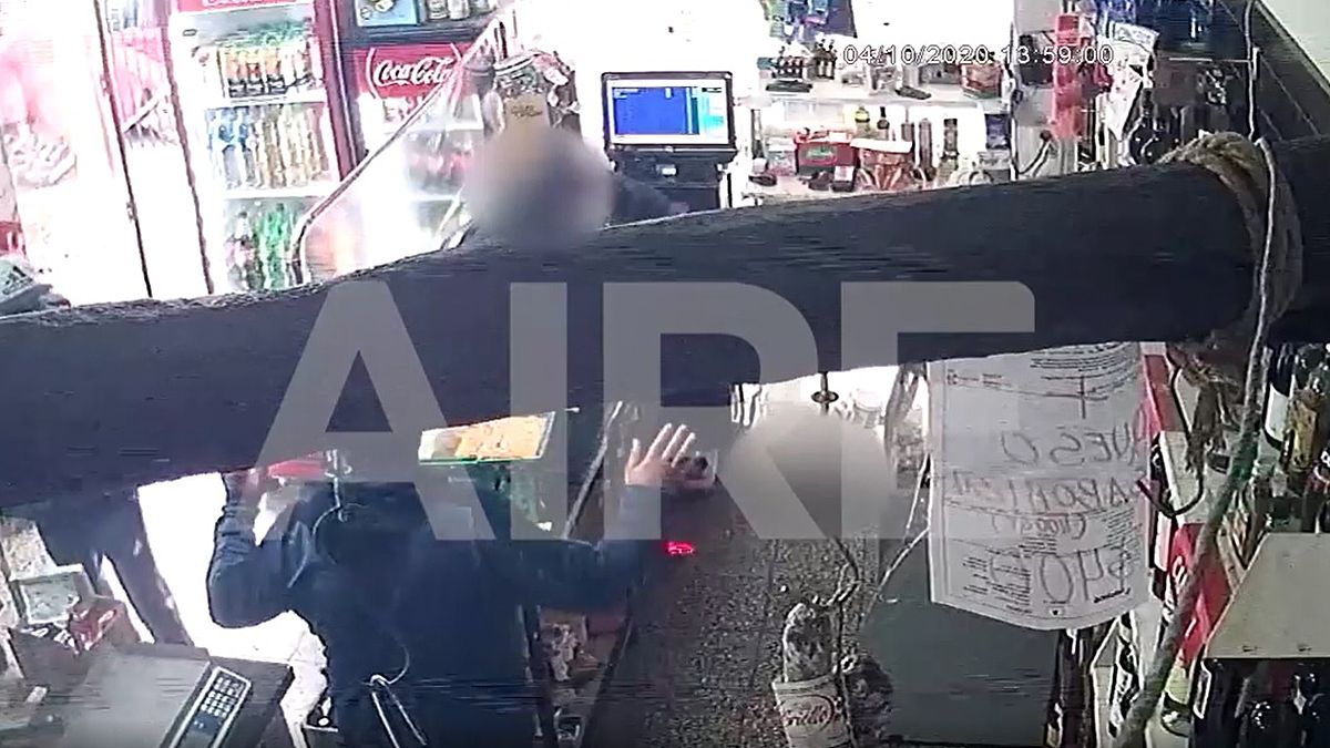 Las cámaras de seguridad registraron un robo en un comercio de barrio Sur.