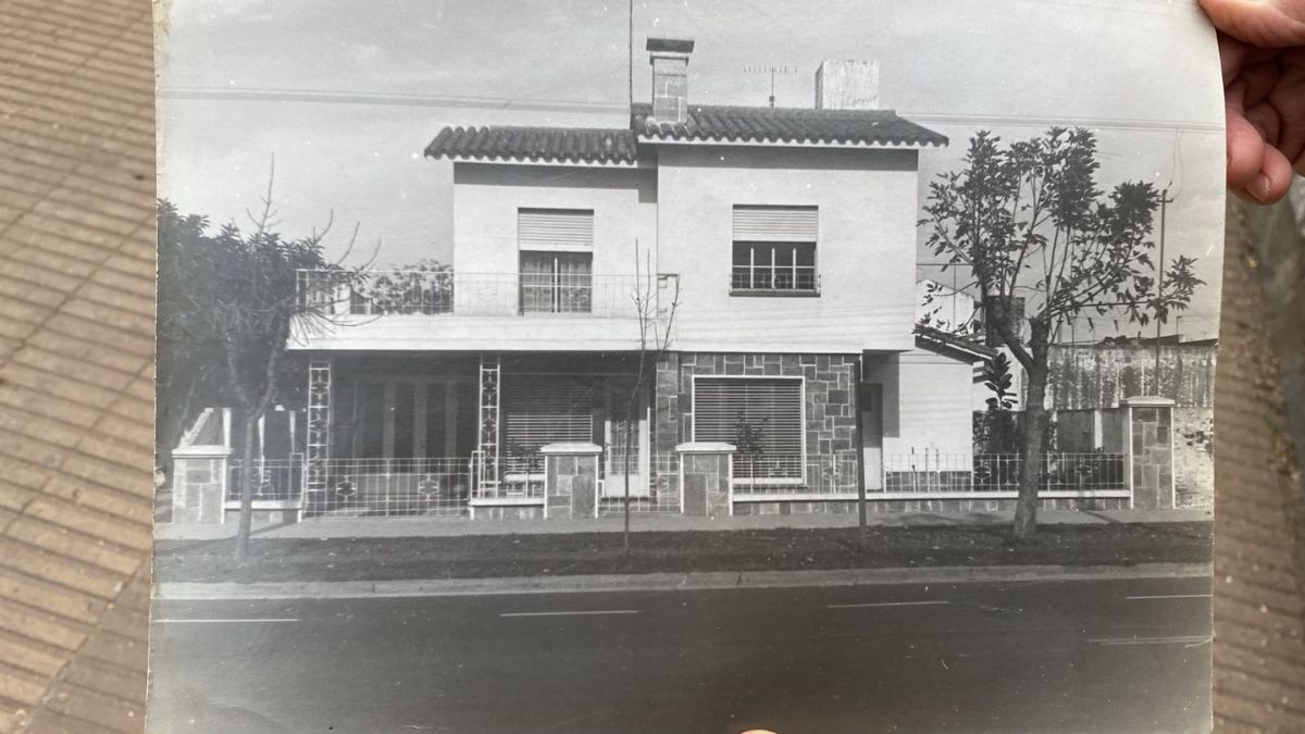 Rogelio vio crecer esos árboles desde que llegó a vivir al barrio hace seis décadas. Rogelio vio crecer esos árboles desde que llegó a vivir al barrio hace seis décadas.