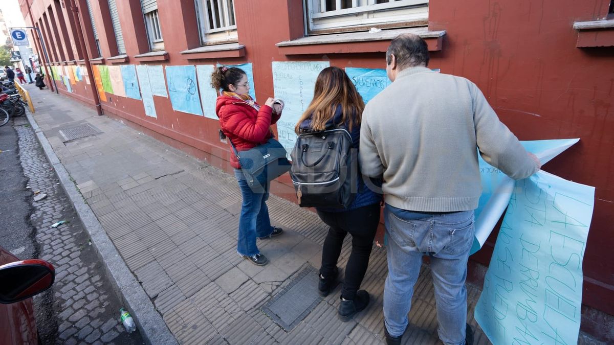 La semana pasada, los docentes y alumnos del Comercial reclamaron mejoras edilicias con un abrazo simbólico.