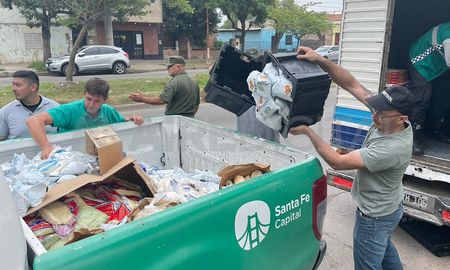 Personal municipal cargó todo en una camioneta oficial y retiró los productos. Personal municipal cargó todo en una camioneta oficial y retiró los productos.