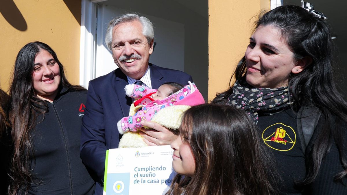 El Presidente visitó el municipio de Avellaneda, donde entregó viviendas y anunció la construcción de un polideportivo en el barrio Isla Maciel.