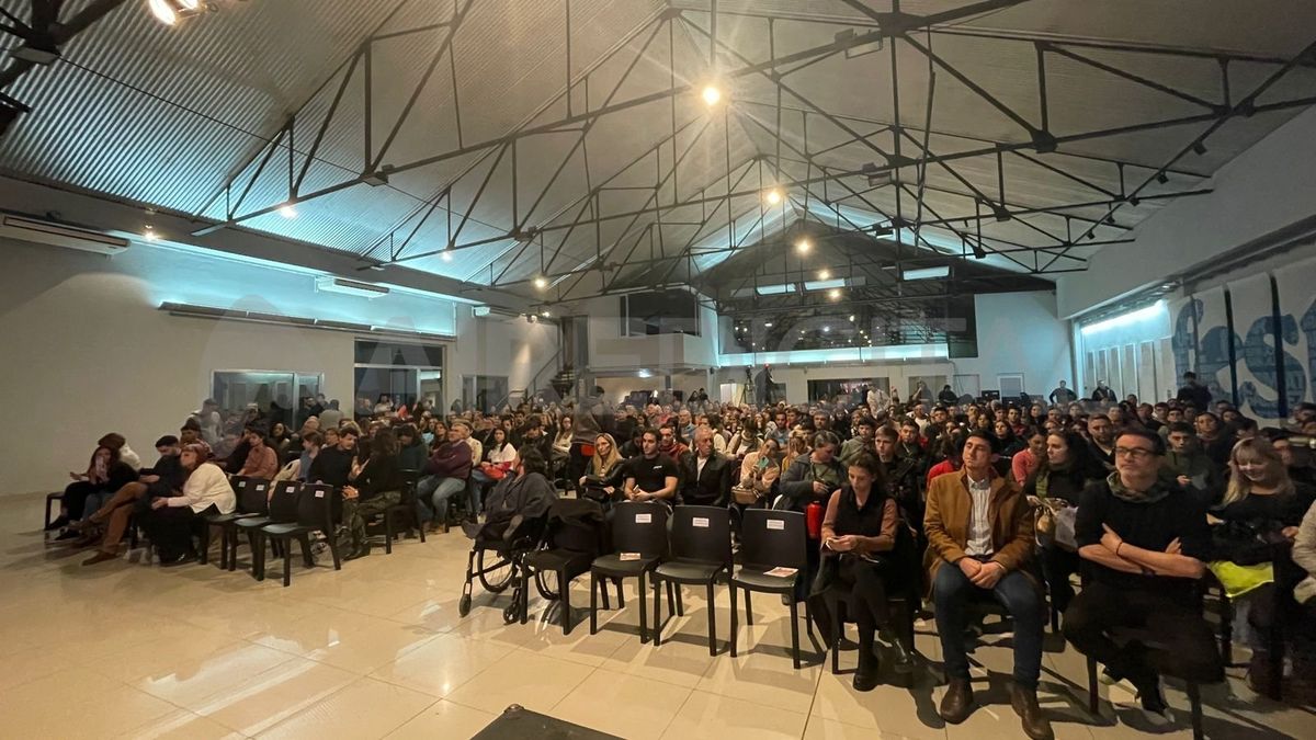 Más de 600 personas se acercaron a la sede de Frestram para presenciar la charla de Gastón Pauls. Más de 600 personas se acercaron a la sede de Frestram para presenciar la charla de Gastón Pauls.