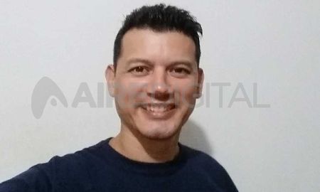 Ariel M. tiene 47 años y vive junto a su esposa Silvia de 41 en el barrio Policiales. Es el autor de Mi vida una programación Ariel M. tiene 47 años y vive junto a su esposa Silvia de 41 en el barrio Policiales. Es el autor de Mi vida una programación