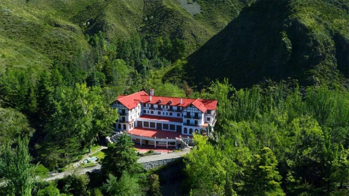 Uspallata es un refugio ideal para la primavera y se encuentra rodeado de montañas. Uspallata es un refugio ideal para la primavera y se encuentra rodeado de montañas.