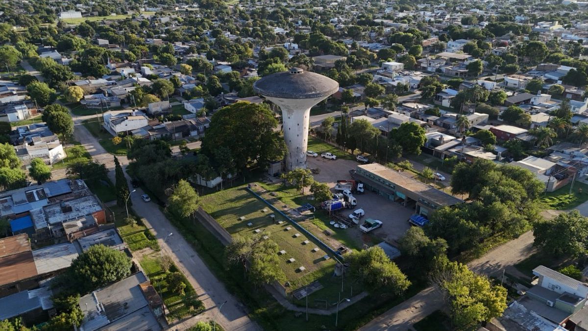 Funcionarios provinciales y locales supervisan las tareas que forman parte de un plan integral de obras para el departamento La Capital. Funcionarios provinciales y locales supervisan las tareas que forman parte de un plan integral de obras para el departamento La Capital.