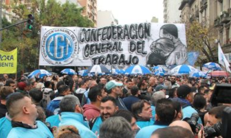 La CGT organizó una marcha a Plaza de Mayo para este jueves, que tendrá el respaldo de movimientos sociales, culturales y políticos. La CGT organizó una marcha a Plaza de Mayo para este jueves, que tendrá el respaldo de movimientos sociales, culturales y políticos.