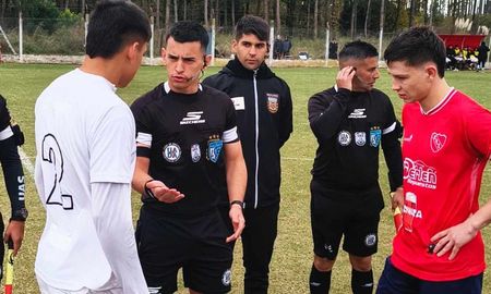 Independiente y Academia AC, uno de los partidos de la fecha 8 de la Liga Santafesina de Fútbol. Foto: prensa Academia. Independiente y Academia AC, uno de los partidos de la fecha 8 de la Liga Santafesina de Fútbol. Foto: prensa Academia.
