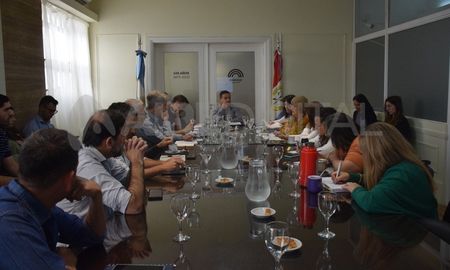 Concejales se reunieron con vecinos de Candioti Norte y Sur por nocturnidad. Concejales se reunieron con vecinos de Candioti Norte y Sur por nocturnidad.
