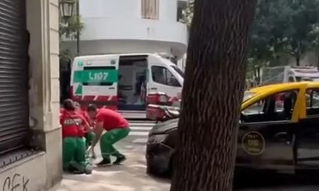 El taxista quedó en estado de shock luego de atropellar a un hombre, quien se constató que perdió la vida. El taxista quedó en estado de shock luego de atropellar a un hombre, quien se constató que perdió la vida.