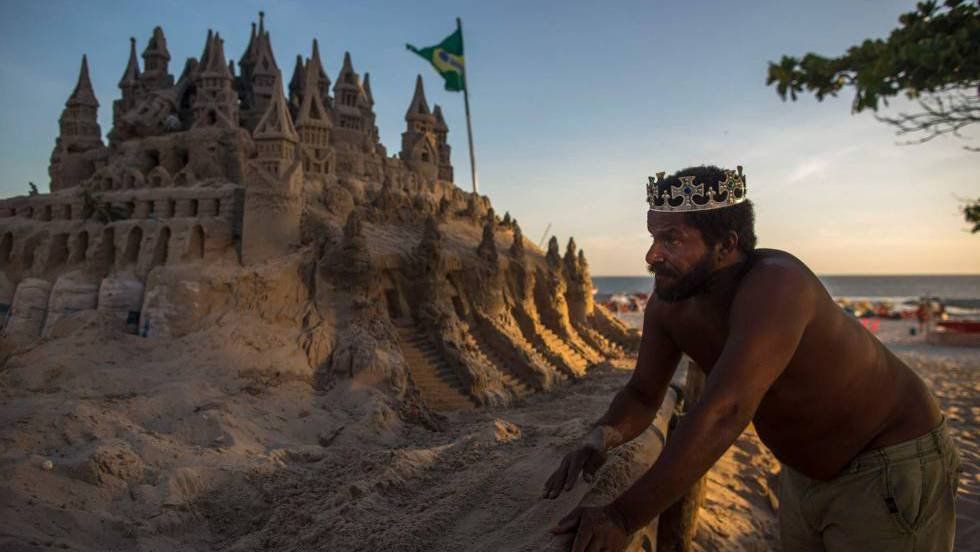 Las fabulosas mansiones de arena del mendigo que vive en las playas más exclusivas de Río