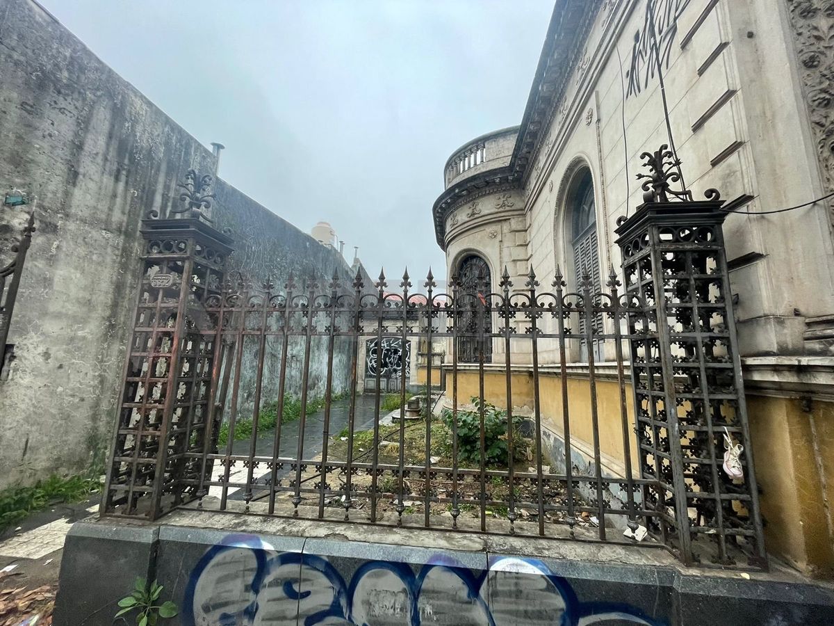 Incendio en un tradicional inmueble de Santa Fe. Las llamas se originaron en un piso de madera. Incendio en un tradicional inmueble de Santa Fe. Las llamas se originaron en un piso de madera.