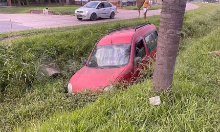 Una camioneta cayó al zanjón de Aristóbulo del Valle Una camioneta cayó al zanjón de Aristóbulo del Valle