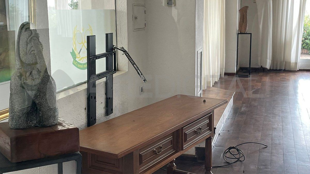 El televisor que intentaron robarse estaba empotrado en la pared.&nbsp;