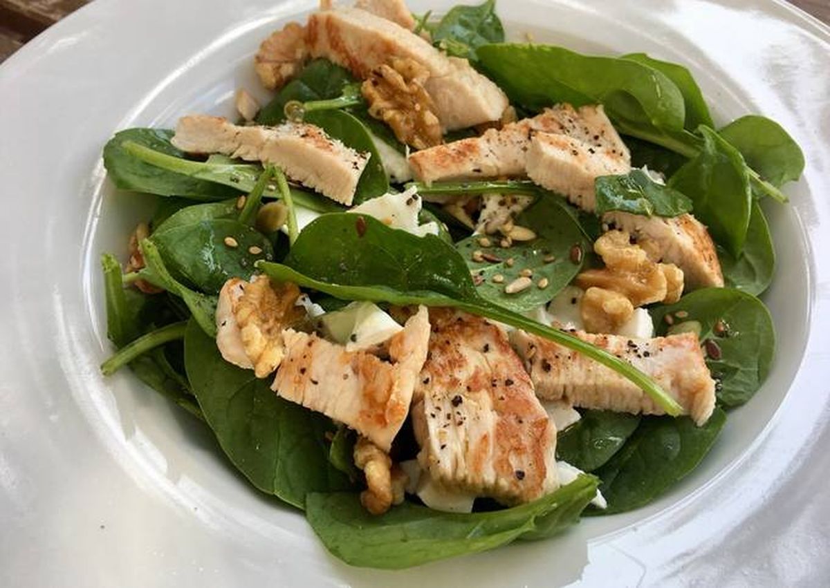 La ensalada de espinaca con pollo y nueces es una opción saludable y deliciosa que es una excelente fuente de vitamina K. La ensalada de espinaca con pollo y nueces es una opción saludable y deliciosa que es una excelente fuente de vitamina K.