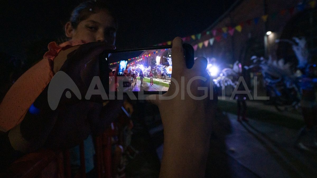 La mayoría de los integrantes de las comparsas fueron acompañados por su familiares y amigos.