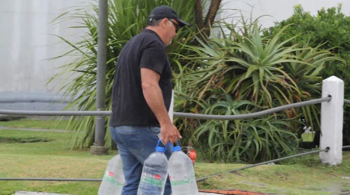 Llevaron bidones de agua para los detenidos.